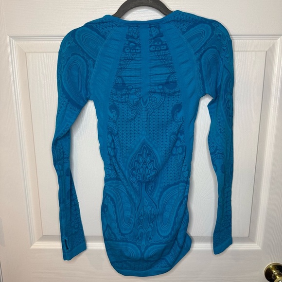 Athleta Blue Patterned Long Sleeve Womens Performance Top Thumb Loops Size Small - Picture 4 of 4